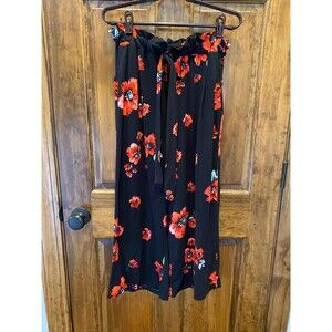 Shosho Women’s Size Large Black w/Red FlowersFlowy Elastic Waist Cropped  Capris